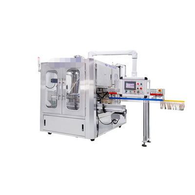Macchina automatica per il riempimento e la tappatura di sacchetti con ugello di aspirazione per liquidi